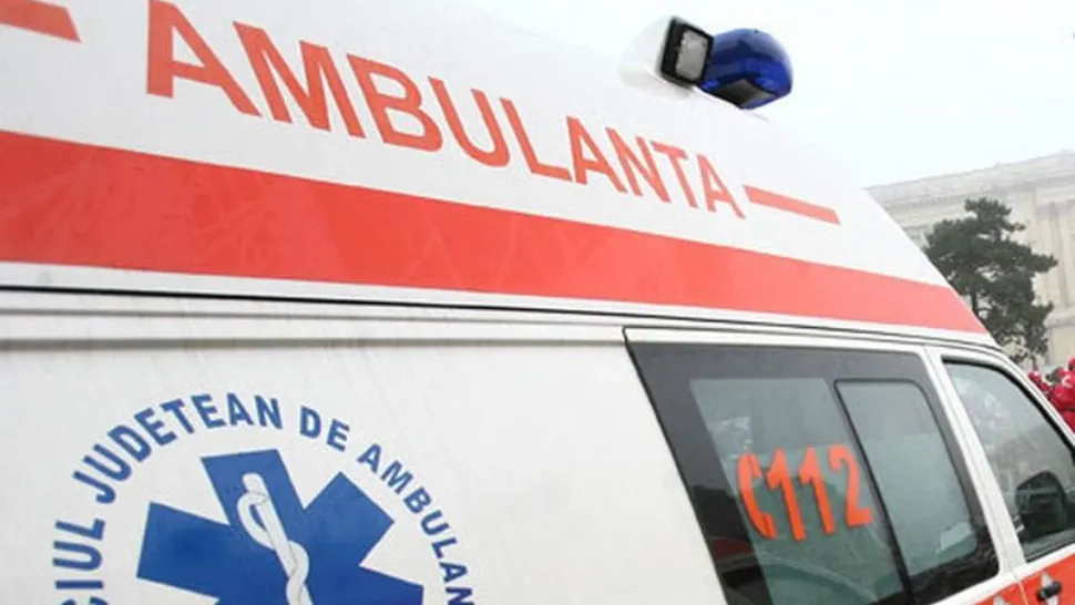 Accident la o trecere de pietoni din Timișoara! O adolescentă de 17 ani a ajuns la spital după ce motocicleta a căzut peste ea