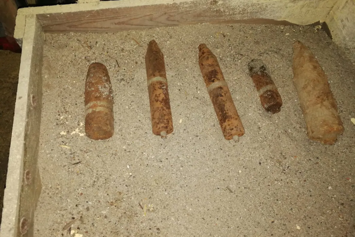 Trei proiectile neexplodate din Al Doilea Război Mondial, găsite în timp ce săpau după fier vechi (FOTO&amp;VIDEO)