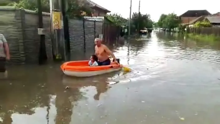 FOTO&amp; VIDEO. Craiova, transformată în „Mica Veneție”, după ploile de vineri seara
