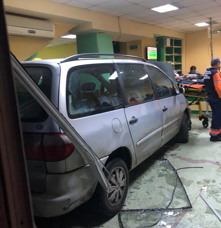 Spitalul Craiova, amendat de poliţişti după ce un bărbat a intrat cu maşina direct în sala de aşteptare de la UPU