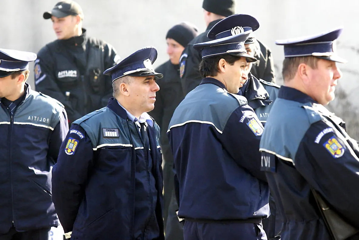 Bătrân din Filiaşi, dosar penal pentru că a înţepat roţile mai multor autoturisme parcate