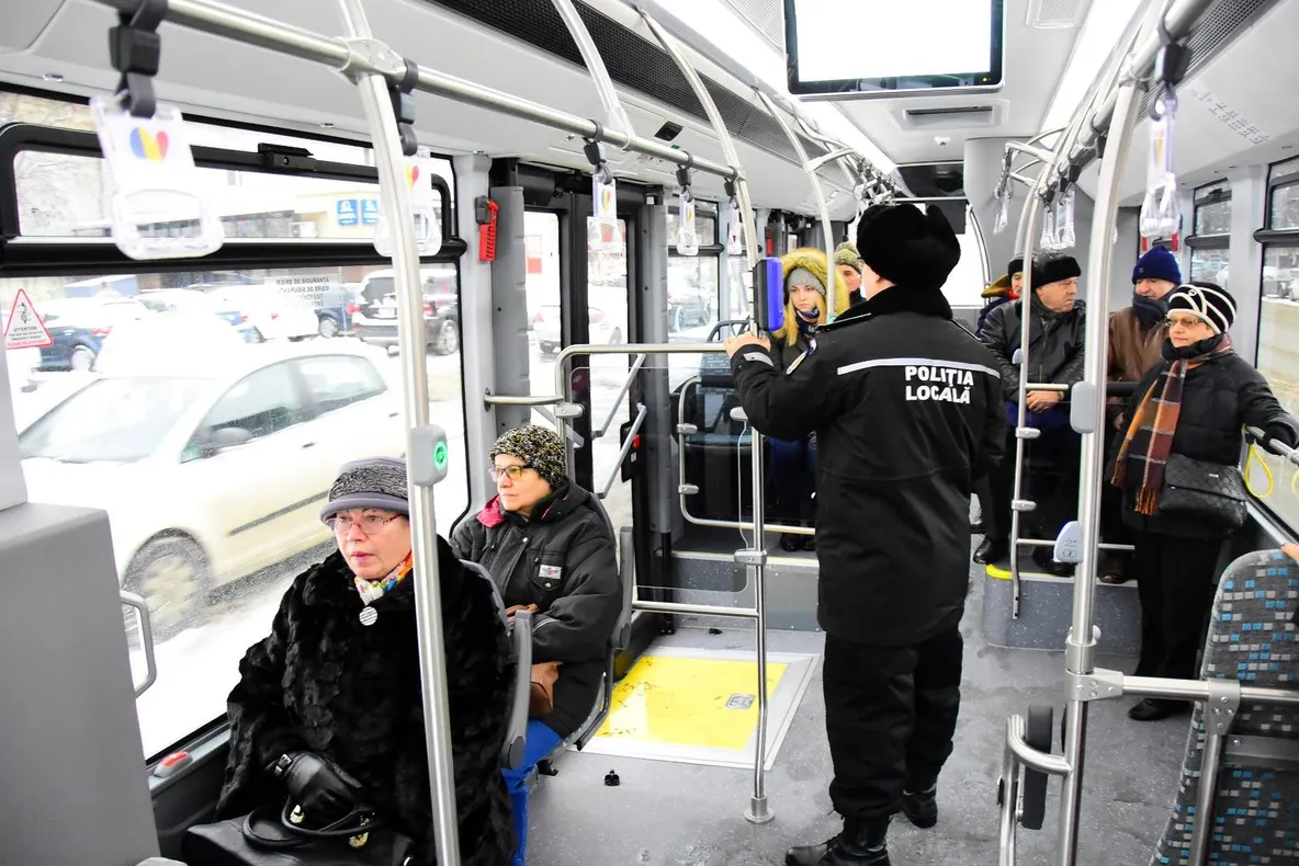 Ceartă pe transportul gratuit al elevilor din Craiova. Ideea tinerilor a fost politizată