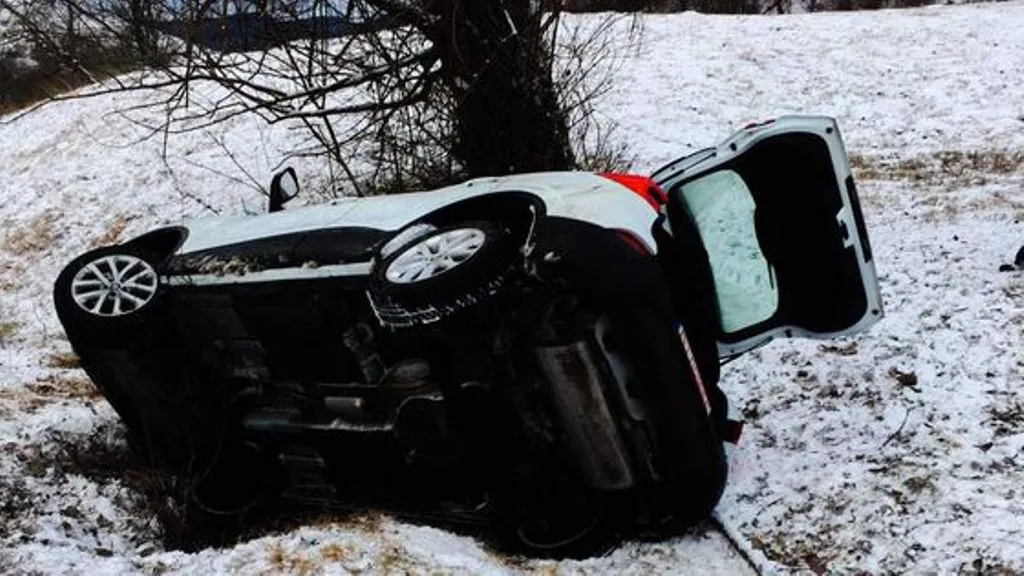 Trei tineri din Craiova, care mergeau să se înscrie la Şcoala de Poliţie Câmpina, direcţionaţi greşit de GPS, s-au răsturnat cu maşina