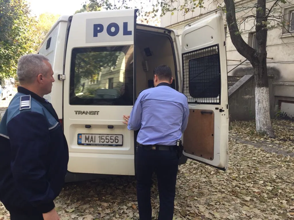 Patru adolescenţi din Olt, hoţi de baterii de maşini în Craiova. Poliţiştii i-au reţinut