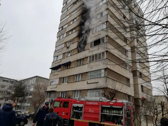 Incendiu într-un bloc turn din Craiova. Patru persoane au fost evacuate/VIDEO. FOTO