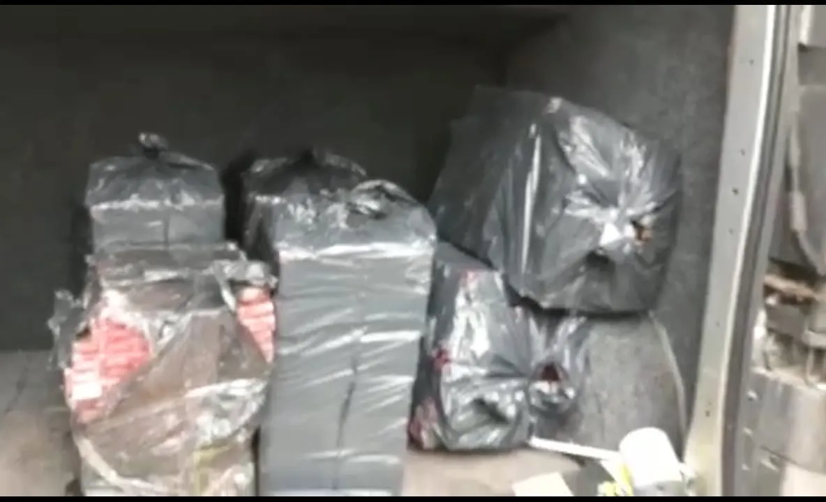 VIDEO. Autoutilitară încărcată cu aproape trei mii de pachete de țigări, depistată la Băilești