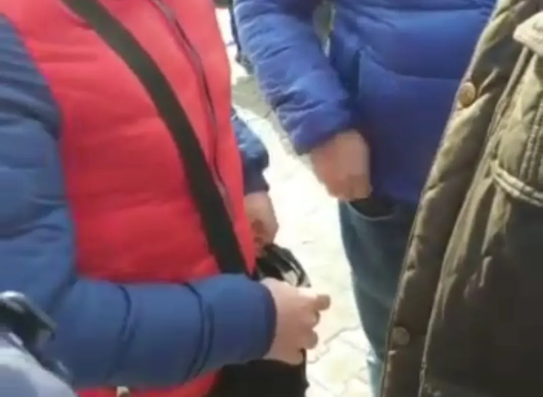A scos la vânzare un pistol pe internet. Prins de polițiști în timpul tranzacției - VIDEO