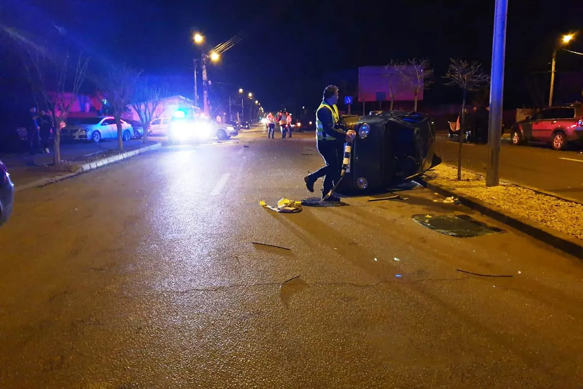 Accident spectaculos în Craiova. O maşina ajuns pe una din părţile laterale, trei persoane la spital - FOTO