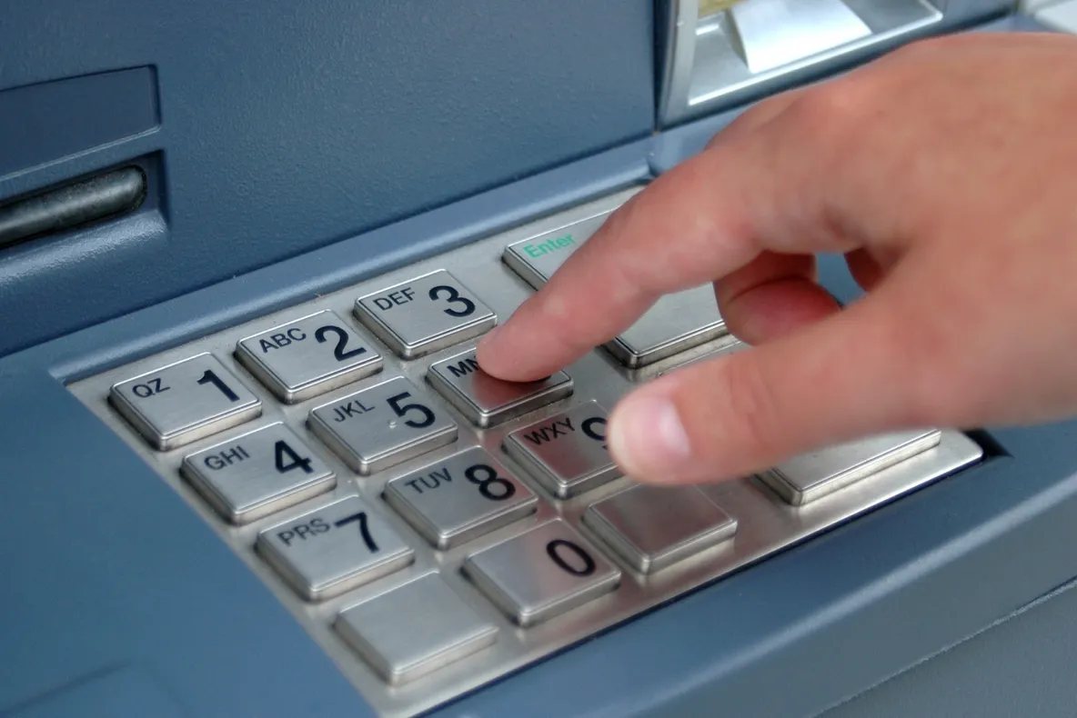 Tânără din Craiova, arestată în SUA pentru fraudă cu carduri bancare. Aceasta a fost găsită în Bănie și va fi predată autorităților din America