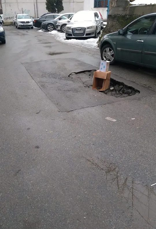 Gropile din asfalt, „apeluri de sezon” ale craiovenilor, la Telefonul Cetățeanului. De ce autoritățile nu pot face reparații