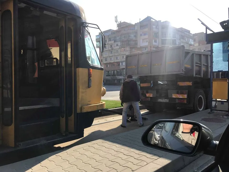 Încă un tramvai a sărit de pe șine, la Craiova.  „Știți câte bancuri există cu tramvaiele din Craiova care sar de pe șine?”