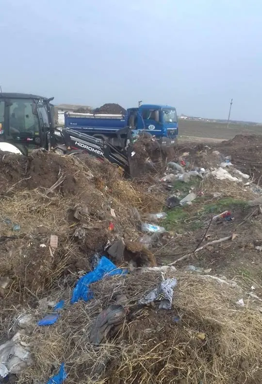 Cu munții de gunoaie la câțiva metri de case. Ce situație au găsit reprezentanții ABA Jiu într-o comună din Dolj
