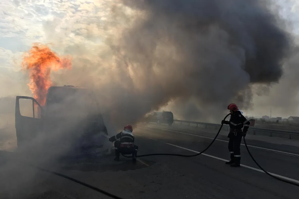Incendiu de proporții pe centura Craiovei. O dubă care transporta 900 de litri de motorină s-a făcut scrum