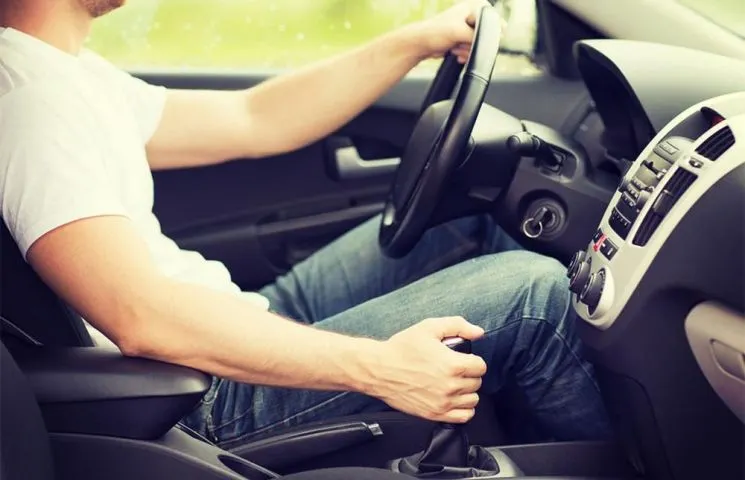 Unul fără permis, celălalt fără atestat de instructor auto. Doi doljeni s-au ales cu dosar penal după ce au fost prinși cum făceau școala de șoferi