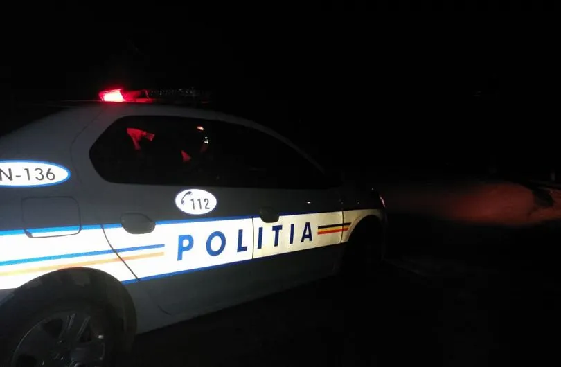 Șofer cu permisul suspendat și cu anvelope furate în mașină, fugărit de polițiști prin Craiova