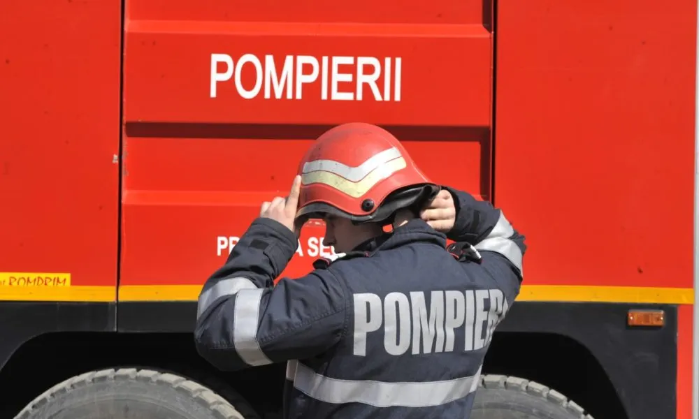 Incendiu izbucnit într-un bloc din Craiova. Mai multe persoane, între care și copii, evacuate
