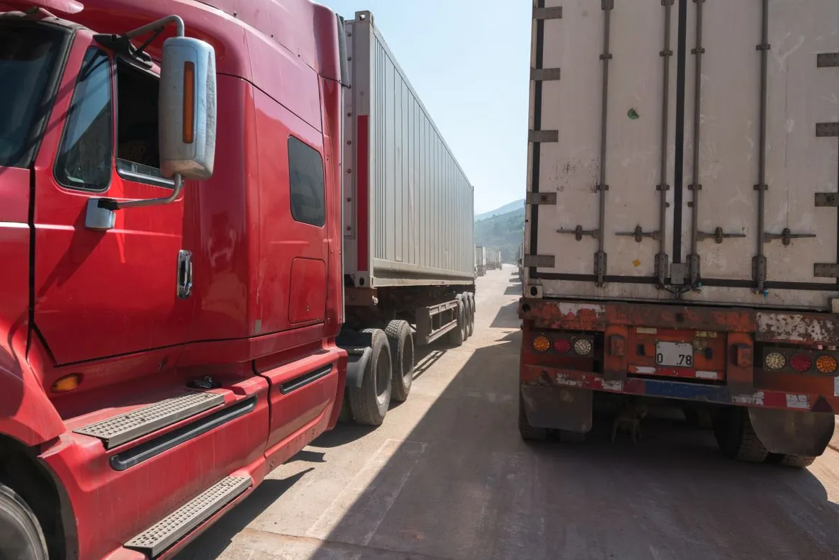 TIR-urile încărcate cu fructe și legume din import, verificate și de către autoritățile din Dolj. Au fost aplicate amenzi