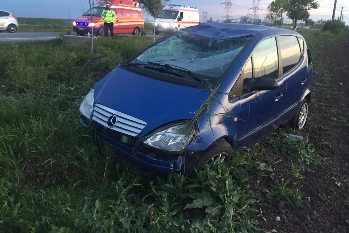 O șoferiță din Craiova, la un pas de tragedie, pe un drum național din Olt - FOTO