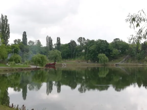 Parc de aventură, pescuit sportiv și ehipamente de joacă doar din lemn, la „Hanul Doctorului” din Craiova