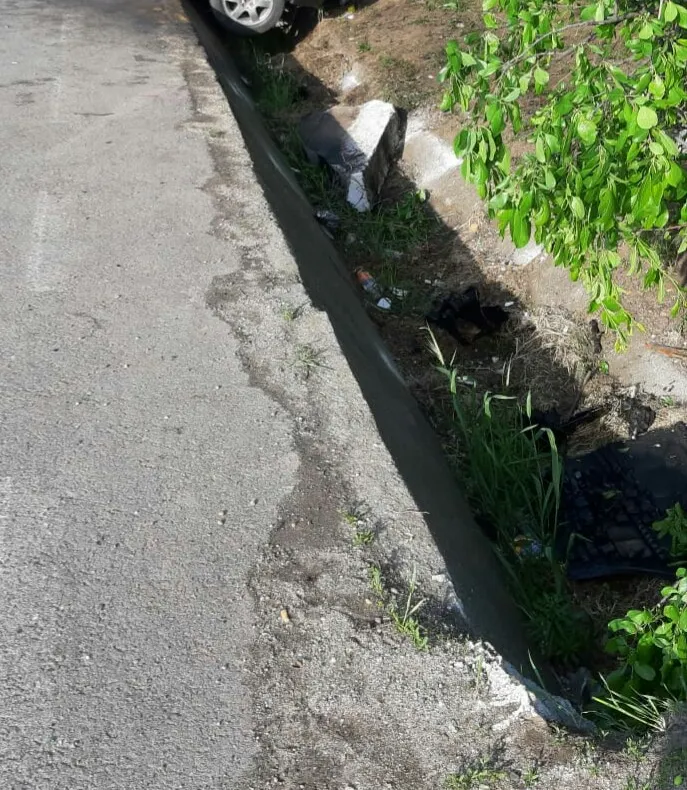 A vrut să evite impactul cu o altă mașină și a lovit un cap de pod. Trei doljeni au ajuns la spital