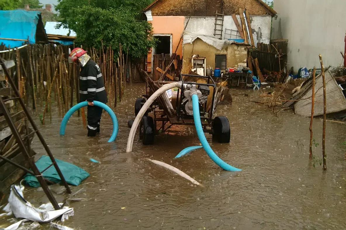 VIDEO. Inundații și ploaie cu grindină la Calafat. Pompierii au intervenit
