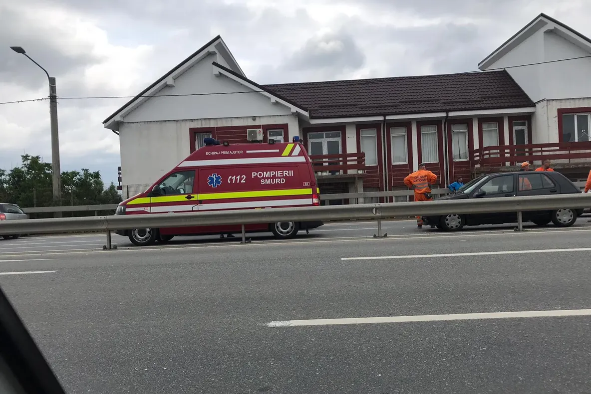 A ajuns la spital, în urma unui accident produs pe un drum național din Dolj. Șoferița a vrut să întoarcă mașina și nu s-a asigurat