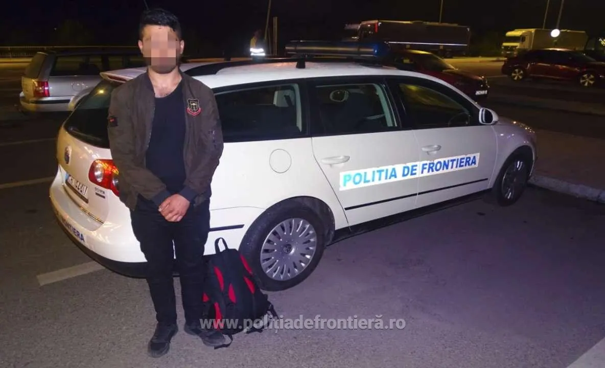 VIDEO/FOTO. Cetățean turc ascuns deasupra cabinei unui camion încărcat cu pepeni. A fost depistat la Frontiera Calafat
