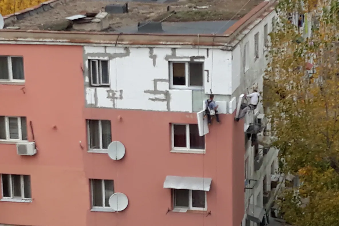Constructori doljeni amendați de inspectorii de muncă