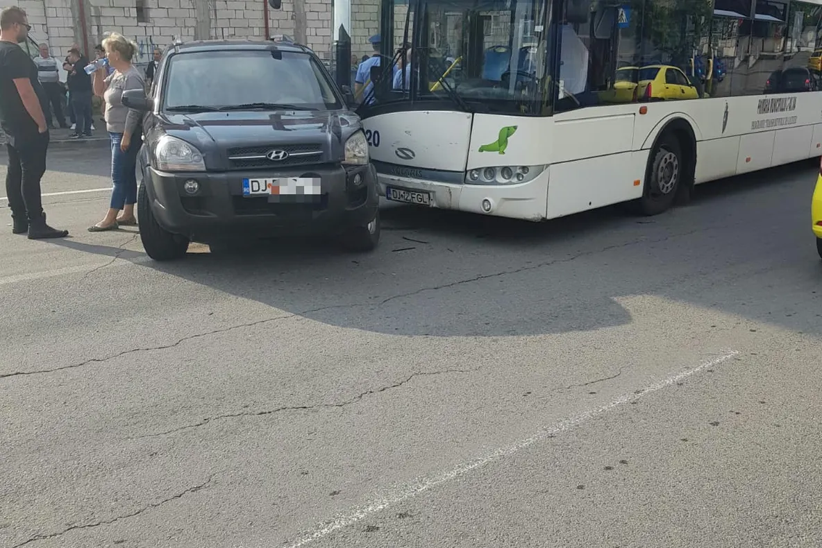 Impact între un autobuz și o mașină, în Craiova. O femeie a ajuns la spital