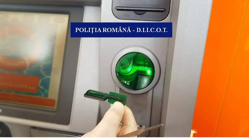 Bulgari, suspectaţi că ar fi montat dispozitive de copiere pe bancomate bancare din Oltenia. Doi dintre ei au fost prinşi în flagrant