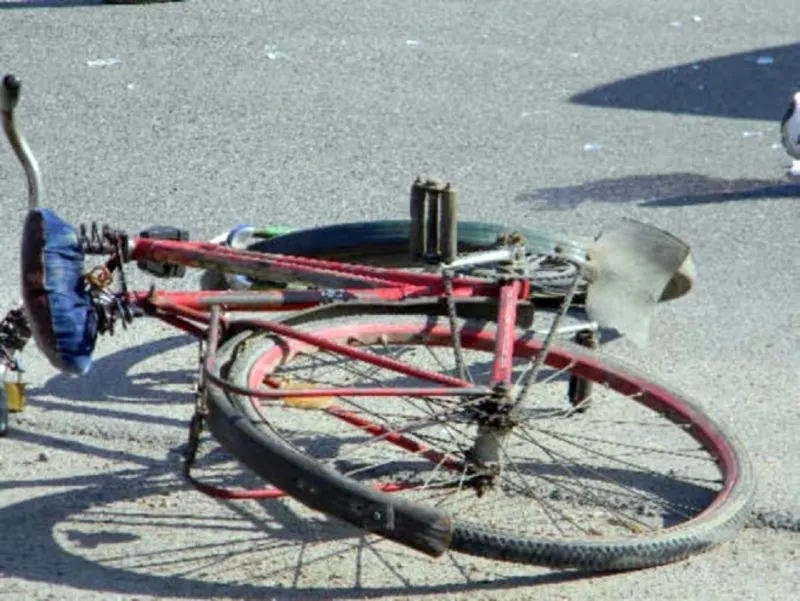 Biciclist acroșat de o mașină, într-o comună din Dolj