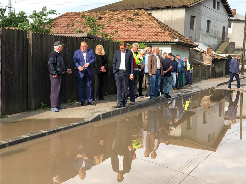 Străzi inundate, în Craiova, din cauza ploii și a branșărilor ilegale. Ce au găsit autoritățile în teren