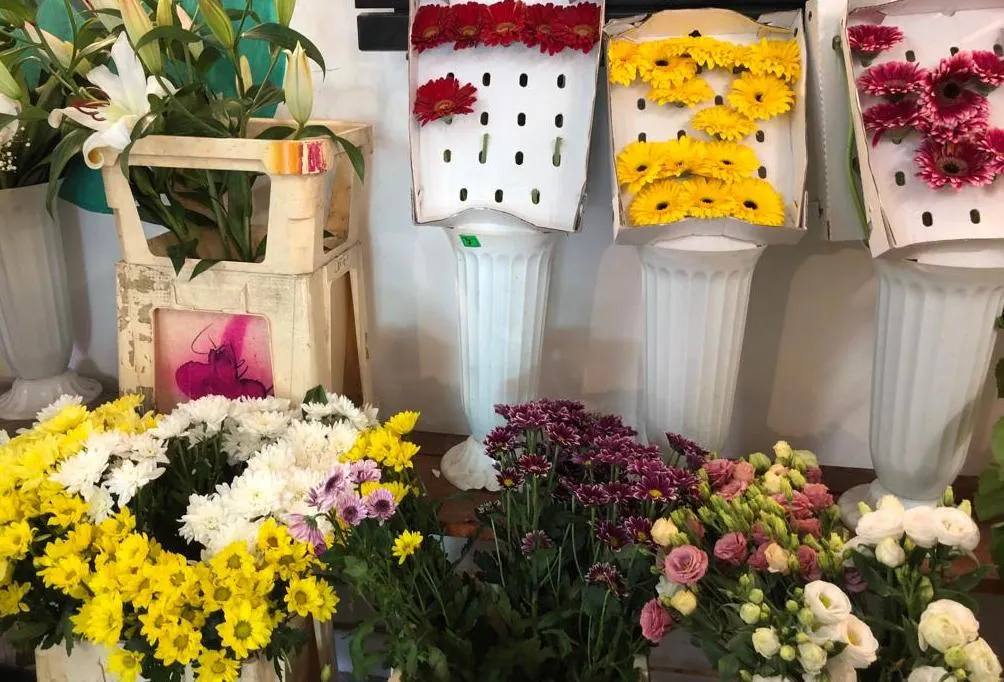 Florăresele din Craiova, amendate de poliţiştii doljeni. Flori de peste 3.000 lei, confiscate