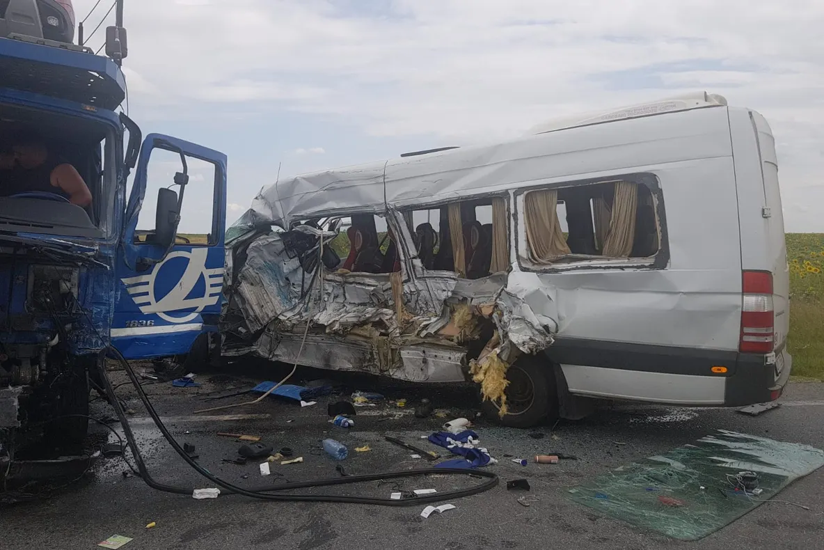 Un craiovean, vinovat pentru accidentul din Olt cu şase maşini implicate şi 19 persoane