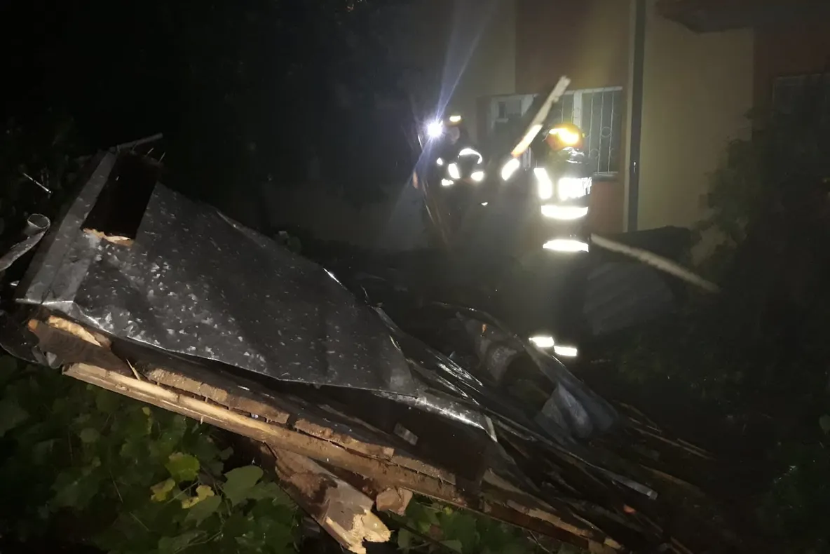 VIDEO. Furtuna a făcut PRĂPĂD în Dolj. Zeci de copaci au căzut pe carosabil, un acoperiş a fost smuls de bloc şi aruncat pe o conductă de gaze