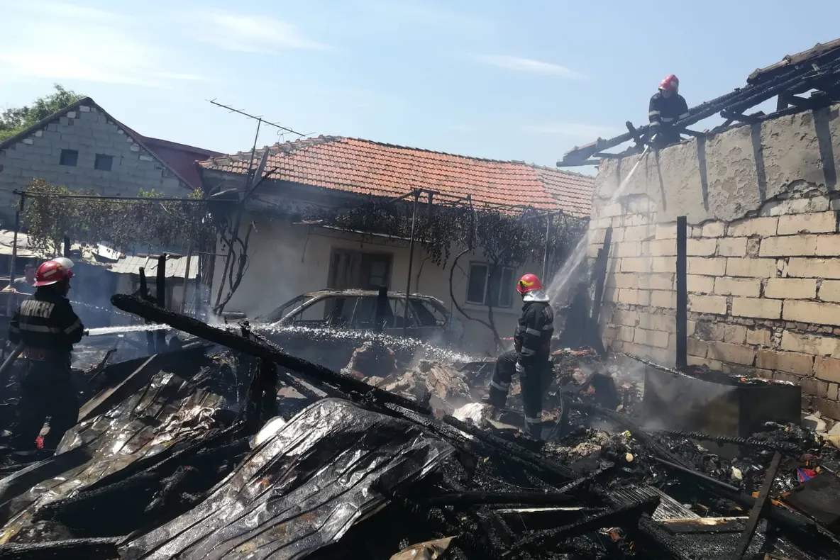 Bucătărie de vară, acoperişul unei case şi un autoturism, distruse într-un incendiu, la Craiova - VIDEO