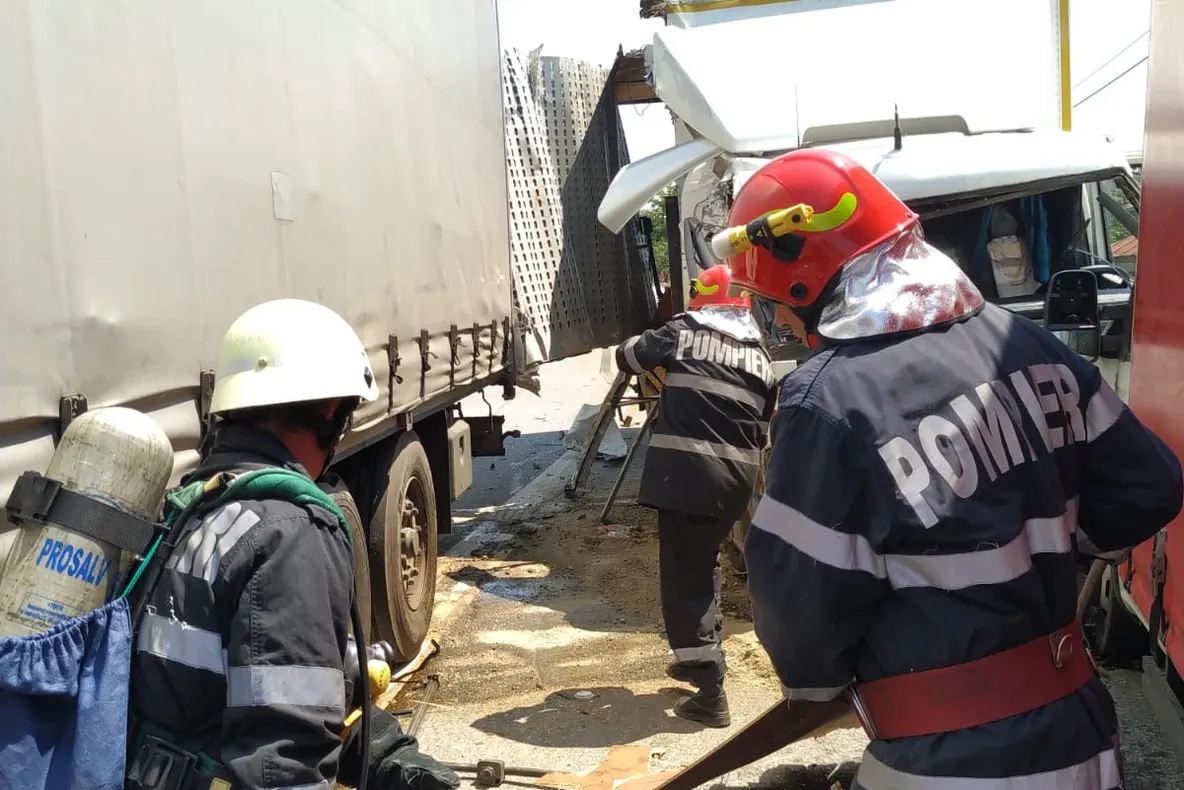 Autoutilitară încărcată cu substanţe periculoase, implicată într-un accident rutier, în Dolj. Traficul este blocat | FOTO