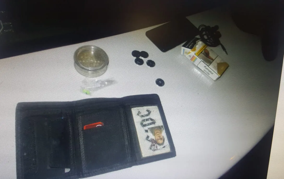 Adolescent în vârstă de 16 ani, din Craiova, cu ecstasy la scara blocului
