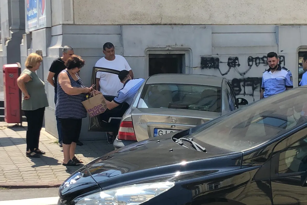 VIDEO/FOTO. Accident în centrul Craiovei. A intrat cu mașina într-o clădire, un copil de 13 ani fiind rănit