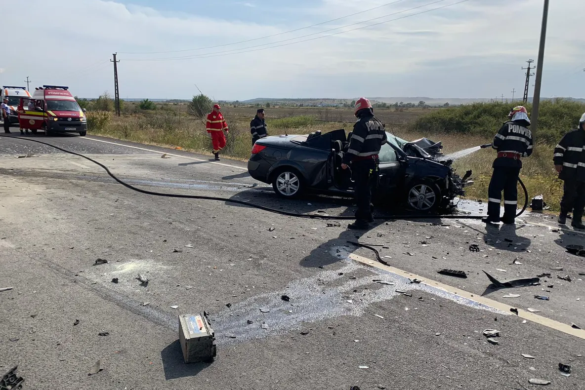 Accident cu trei victime, pe DN 6, în județul Dolj. Una dintre mașini a luat foc
