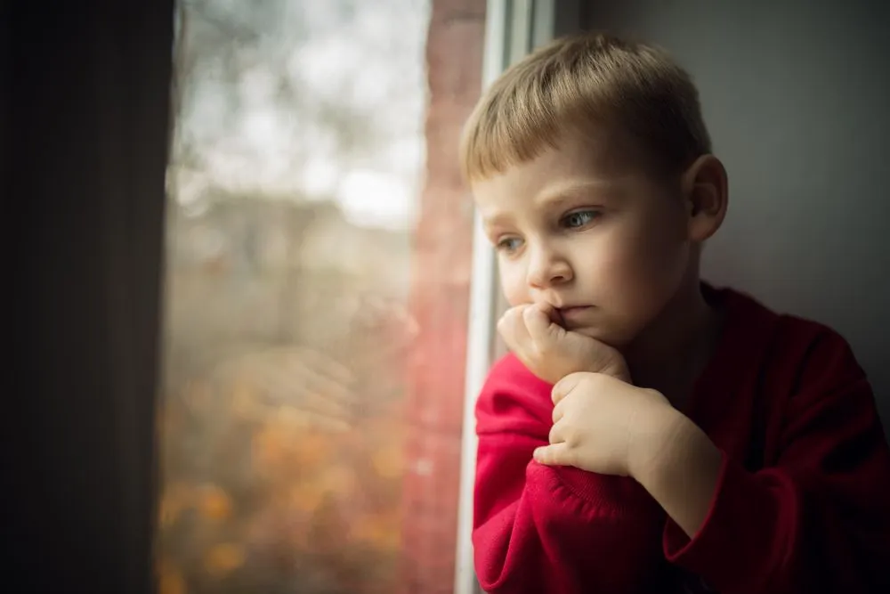 95.000 de drame, aceeași poveste: lacrimile copiilor care au părinții plecați în străinătate