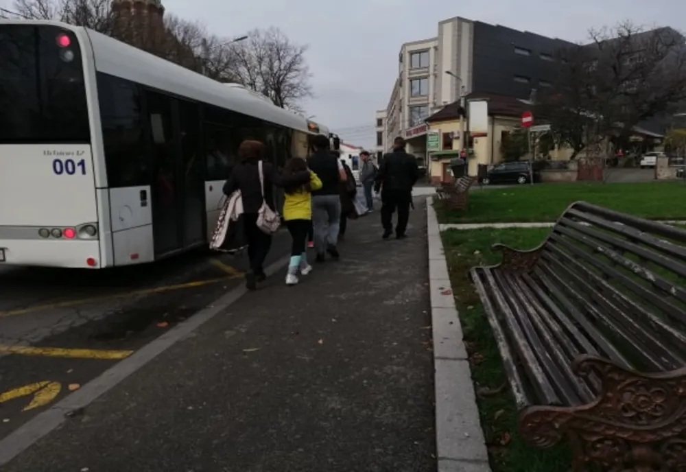 Călătorii RAT Craiova așteaptă autobuzul în ploaie. Puține stații au adăposturi