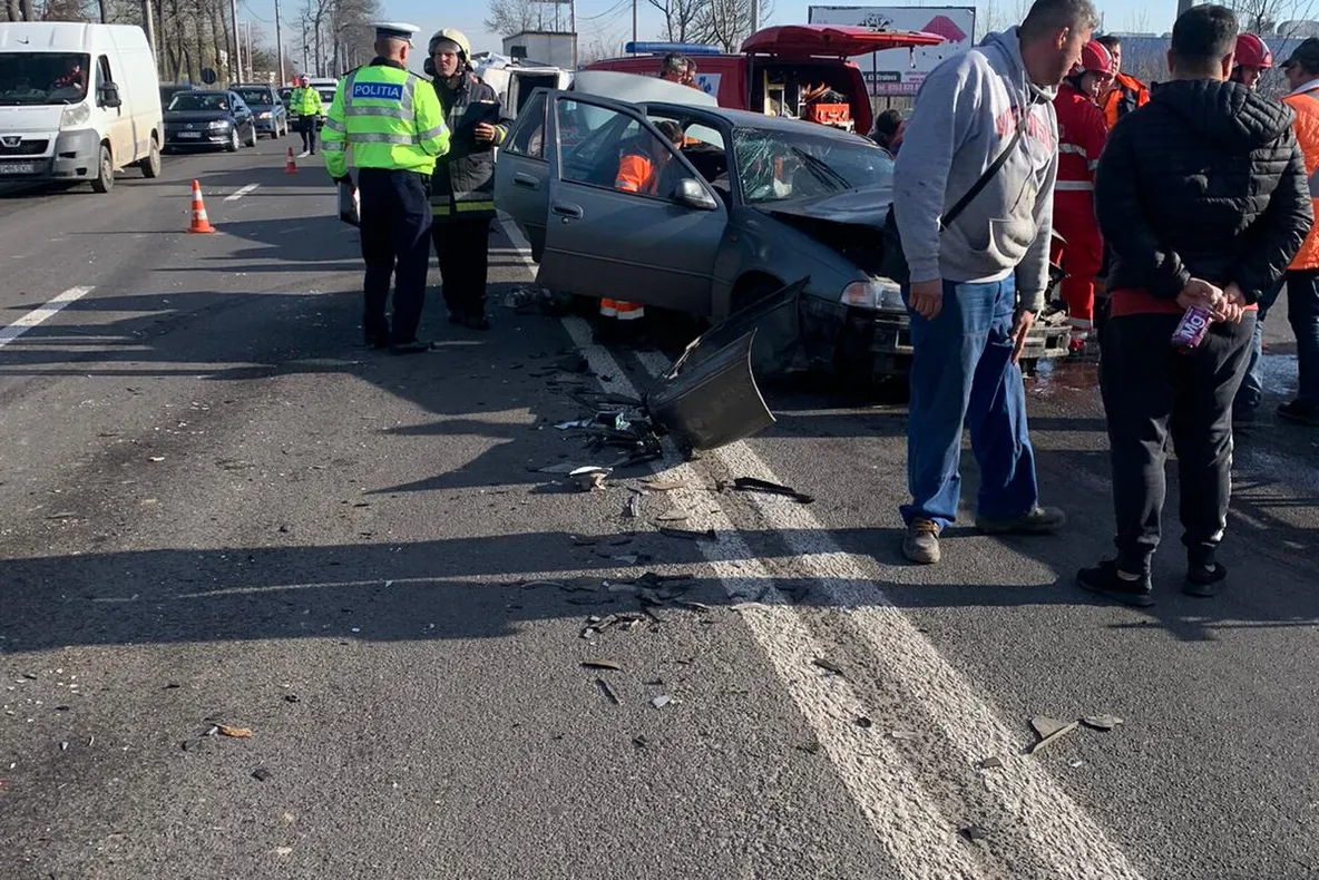 Impact între un autoturism şi o dubiţă, în zona Aeroportului Craiova. Două persoane, la spital