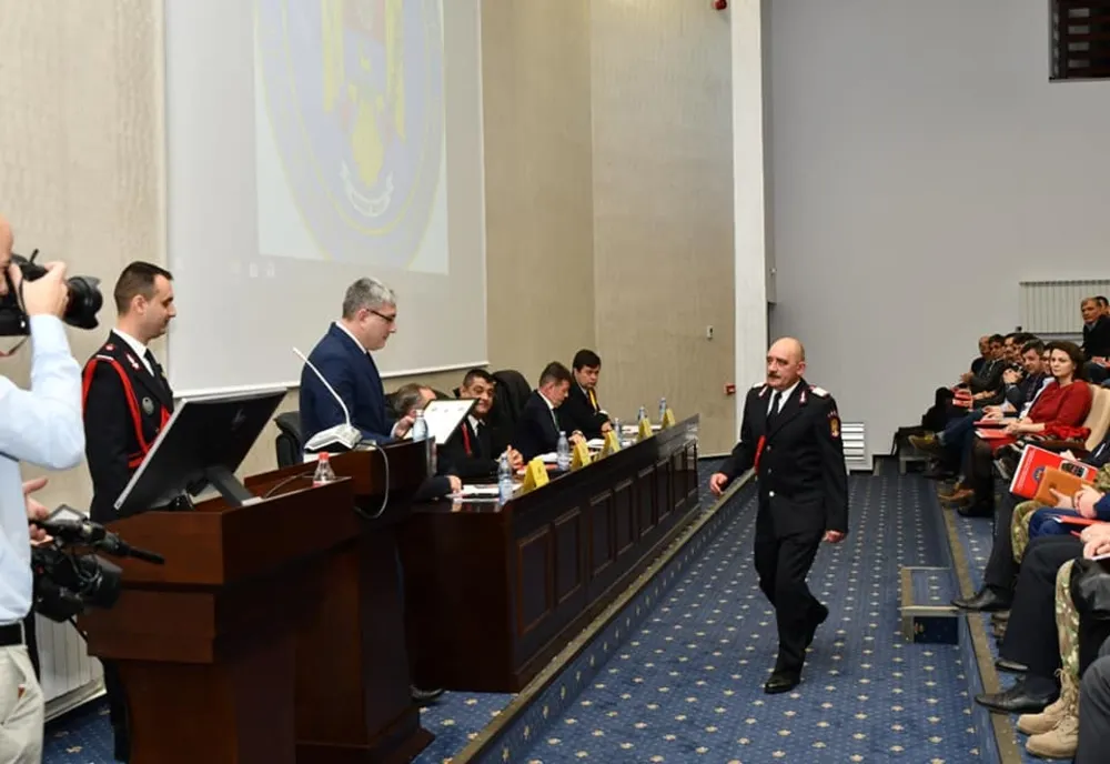 A început cariera în Dolj şi şi-a împlinit visul în judeţul vecin. Pompierul de Onoare al anului trecut, la ISU Gorj