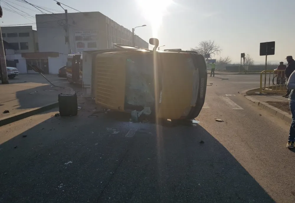 Autoutilitară răsturnată de un BMW, pe o stradă din Craiova