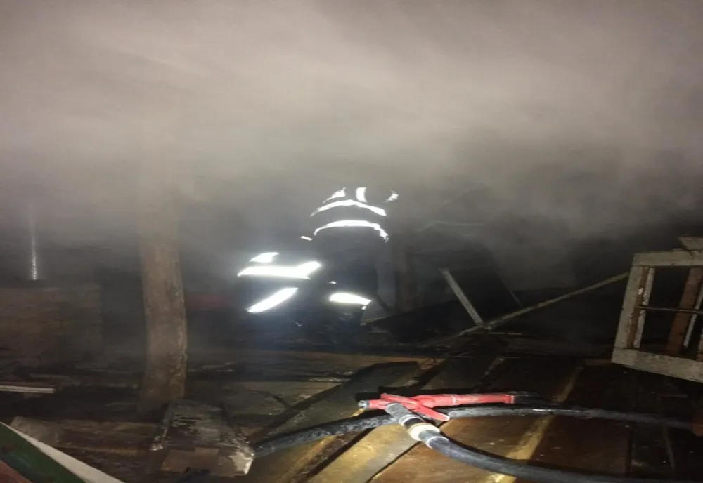 Dolj. Le-a luat foc casa de la o haină căzută pe sobă