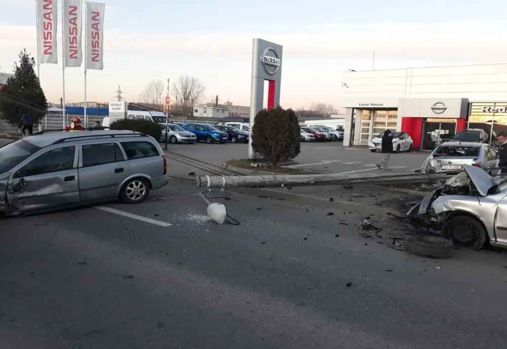 Impact între două mașini, pe o stradă din Craiova. Un stâlp de iluminat stradal a fost doborât, lovind un al treilea autoturism 