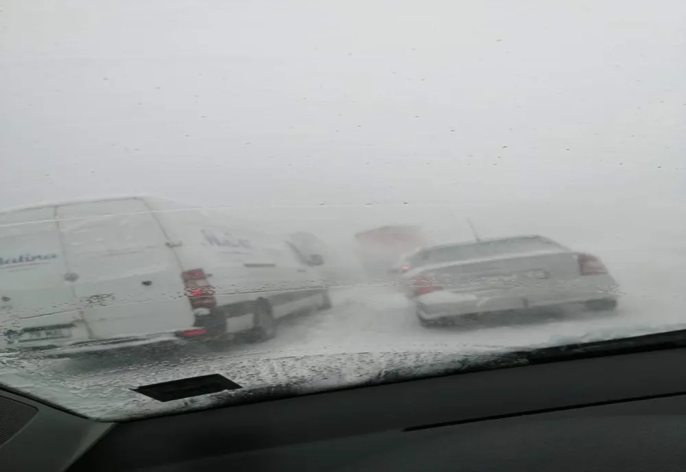 DOLJ: Mașini înzăpezite, drumuri blocate și sute de case fără curent electric 