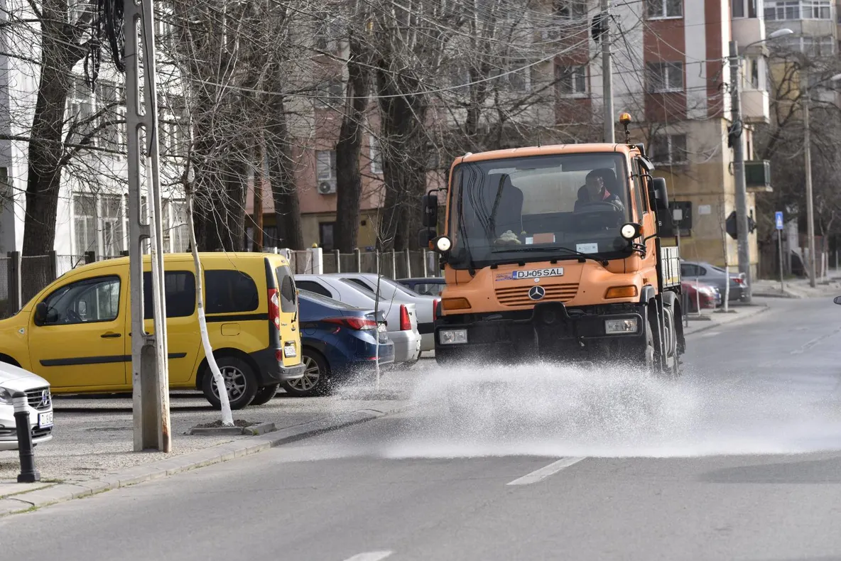 Străzile Craiovei sunt dezinfectate