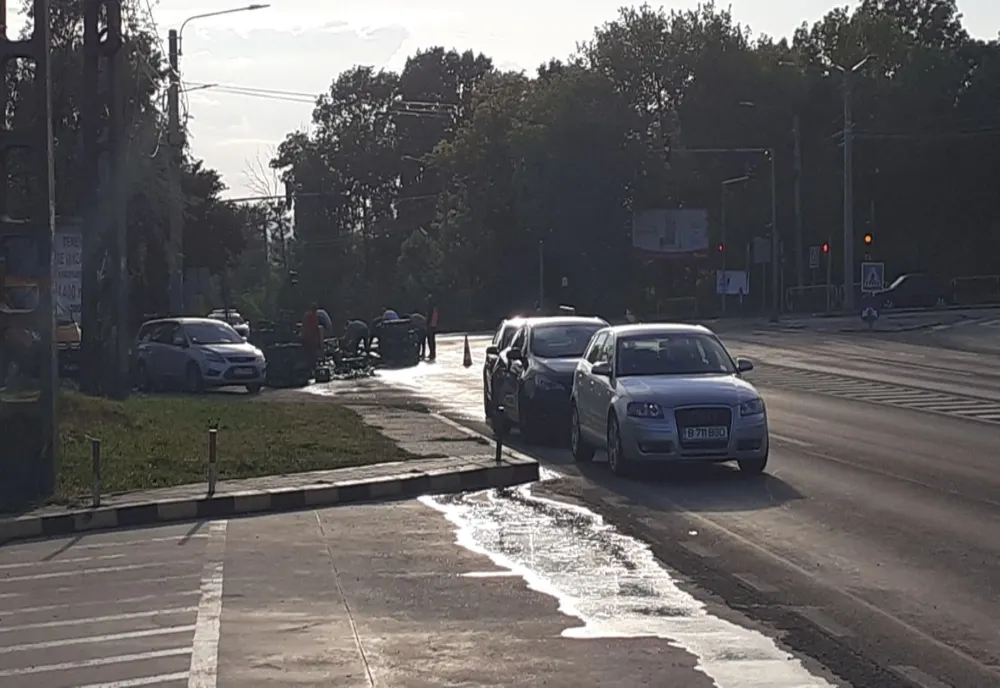 Craiova: Stradă de la ieșire din oraș, inundată cu bere. Șoferul unui TIR amendat pentru că nu și-a asigurat marfa transportată 